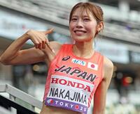 　女子１００メートル障害予選で予選通過を決め笑顔を見せる中島ひとみ