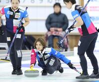 　第３戦、ストーンを投じるフォルティウス・吉村紗也香（中央）＝撮影・吉澤敬太