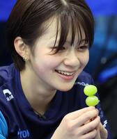 　第３戦の休憩時、ブトウを“ダブルテイク”するＳＣ軽井沢クラブ・上野結生（撮影・吉澤敬太）