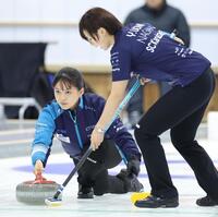 　第３戦第３エンド、２点を奪うショットを決めるＳＣ軽井沢クラブ・上野美優（左）。右は上野結生（撮影・吉澤敬太）