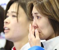 　勝利し涙する（右から）フォルティウス・吉村紗也香、小野寺佳歩（撮影・吉澤敬太）