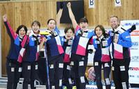 　接戦を制し喜ぶフォルティウス（撮影・吉澤敬太）