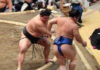 　若隆景（右）を押し出しで破った伯桜鵬（撮影・開出牧）