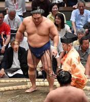 　伯桜鵬（手前）に押し出しで敗れた若隆景（撮影・開出牧）