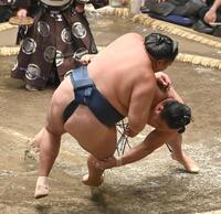 　玉鷲を渡し込みで下した豊昇龍（撮影・持木克友）