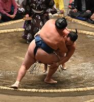 　玉鷲を渡し込みで下した豊昇龍（撮影・持木克友）