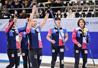 　ＳＣ軽井沢クに勝利し冬季五輪最終予選代表に決まった吉村（右端）らフォルティウスの選手