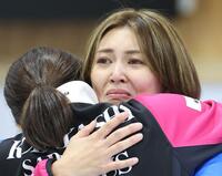 　日本代表の座をつかみ取り、涙を浮かべ小林未奈（手前）と抱き合うフォルティウス・吉村紗也香（撮影・吉澤敬太）