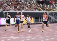 　男子４００メートル予選を突破した中島佑気ジョセフ（右端）＝撮影・石井剣太郎