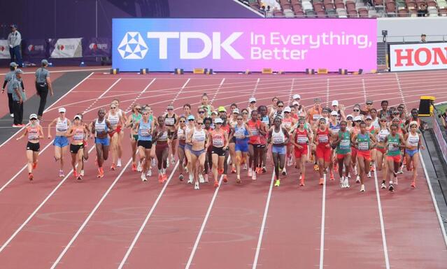 世界陸上 ケニアの選手が中央分離帯で仰向けの衝撃シーン 気温30度