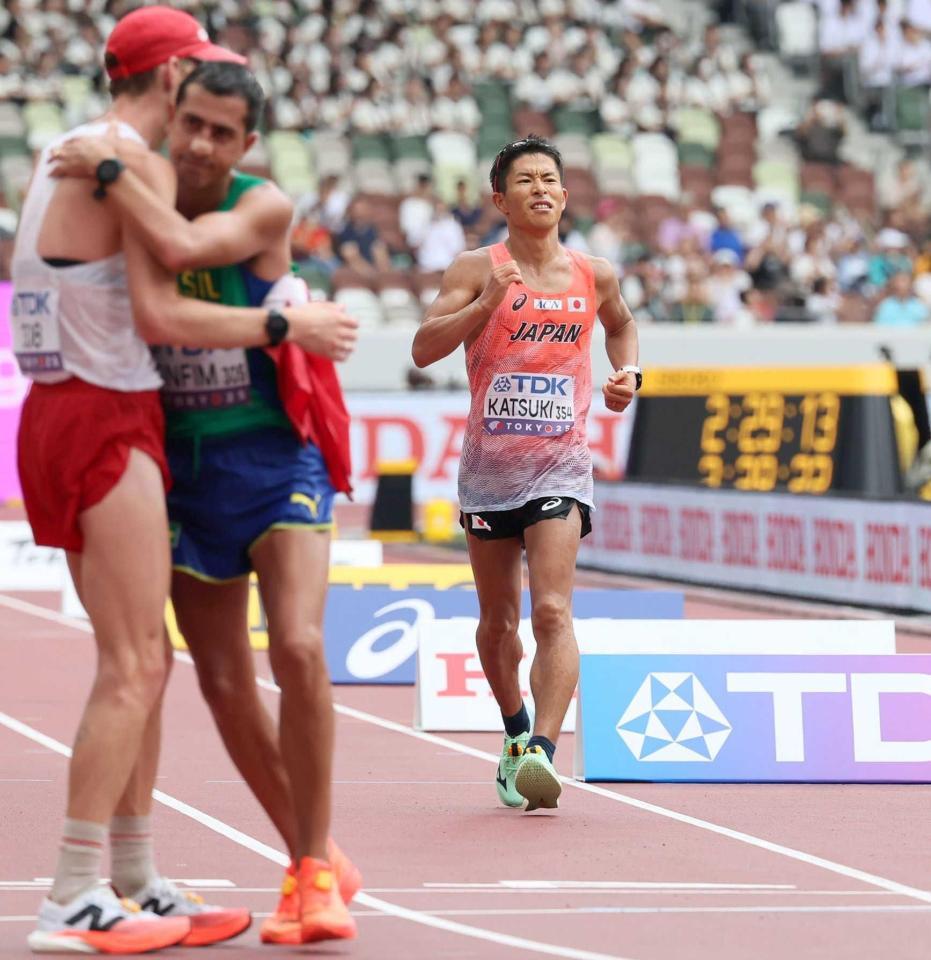 　３位でゴールする勝木隼人