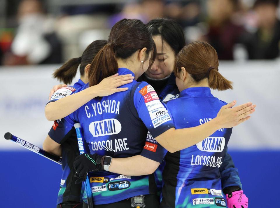 　フォルティウスに敗れ、抱き合い頭を寄せ合う藤沢五月（中央奥）らロコ・ソラーレ（撮影・吉澤敬太）