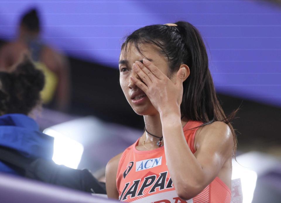 　女子１５００メートル予選で敗れ、引き上げる田中希実