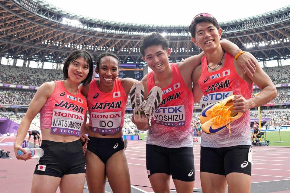 　混合１６００メートルリレー予選で日本新をマークした（左から）松本奈菜子、井戸アビゲイル風果、吉津拓歩、今泉堅貴