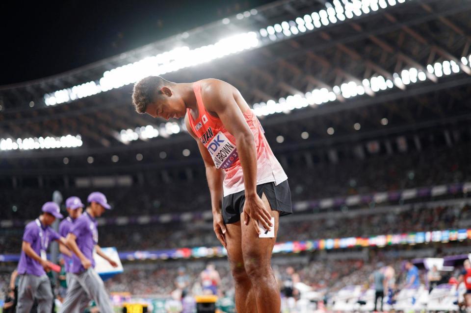 　男子１００メートル予選を終え、一礼するサニブラウン・ハキーム