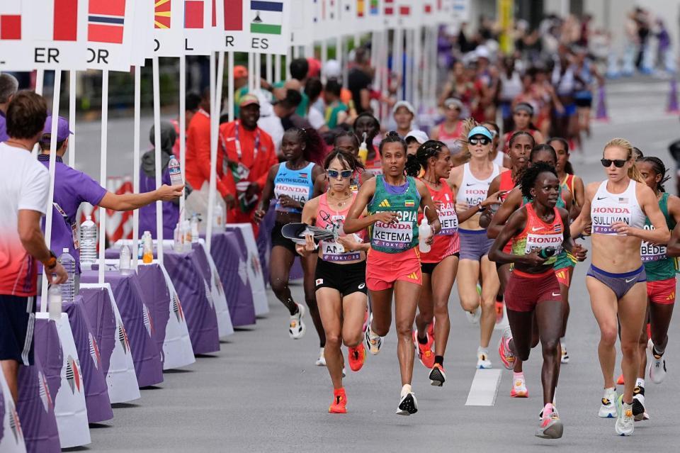 　女子マラソンで力走する選手たち。右端がサリバン。左端が安藤友香