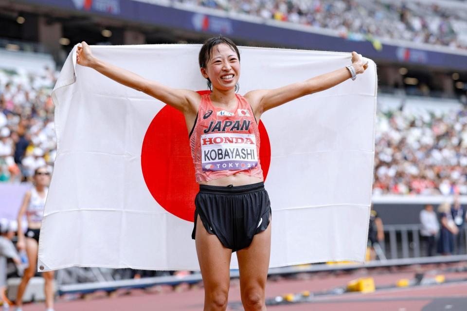 　７位入賞を果たし、日の丸を掲げる小林香菜