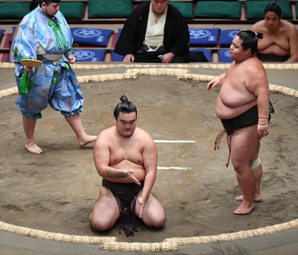 　玄武丸（右）に引き落としで敗れた朝阪神（撮影・開出牧）