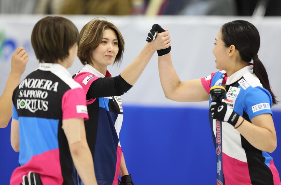 　ＳＣ軽井沢クラブとの２戦目の第６エンド、２点を奪い喜ぶ吉村紗也香（中央）らフォルティウス（撮影・吉澤敬太）