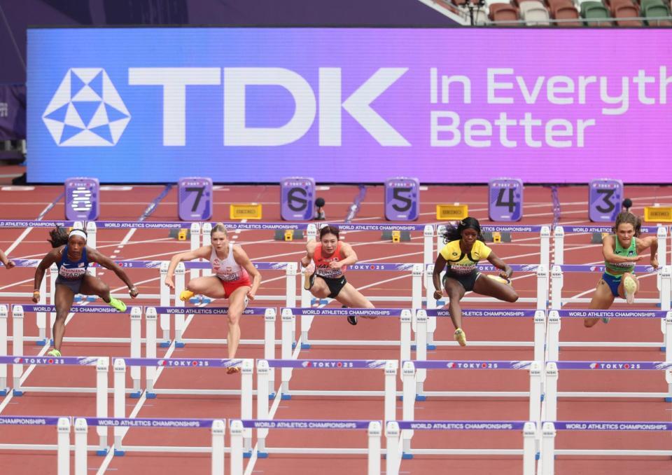 　女子１００メートル障害予選に臨む福部真子（中央）＝撮影・石井剣太郎