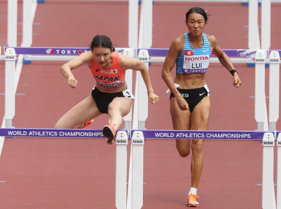 　女子１００メートル障害予選に臨む田中佑美（左）＝撮影・石井剣太郎