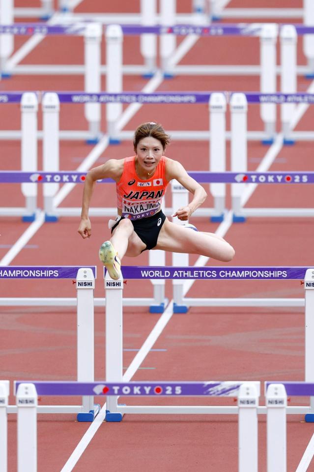 　力走する中島ひとみ