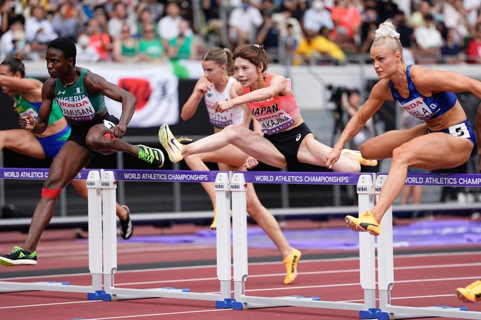 　力走する中島ひとみ（右から２人目）