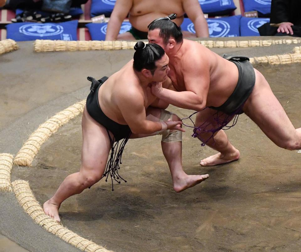 　日向龍（右）の攻めを土俵際で耐える炎鵬（撮影・開出牧）