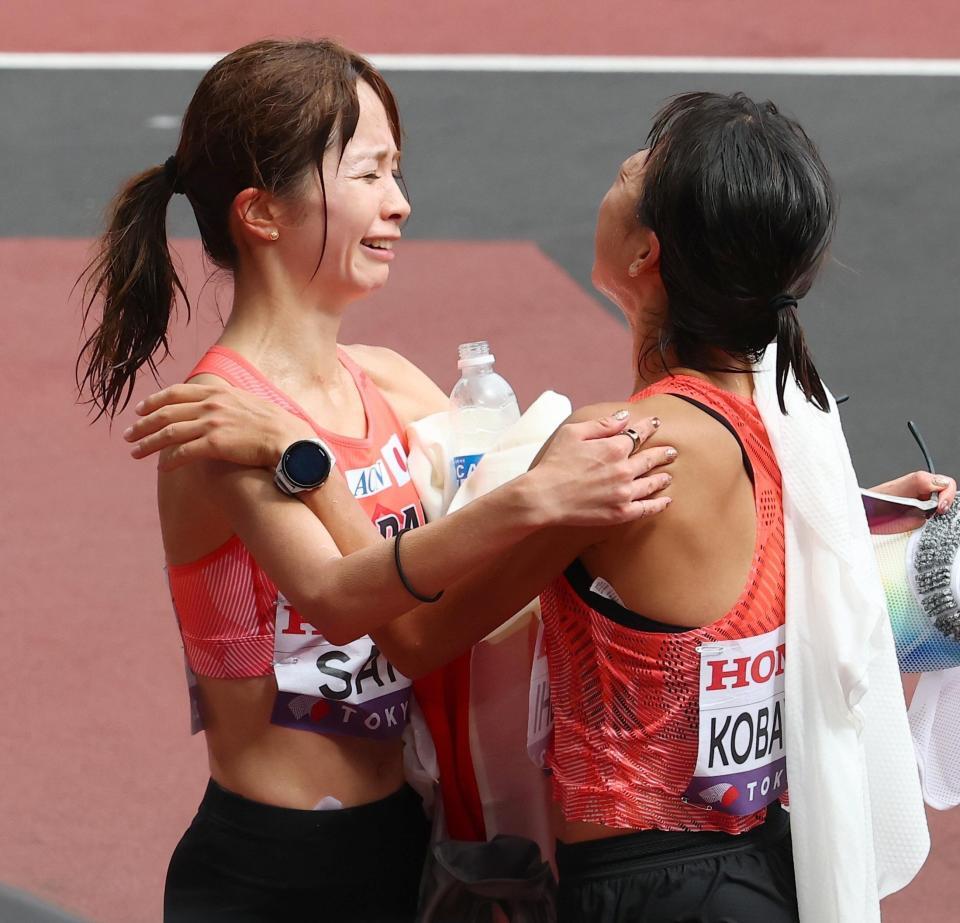 　ゴール後、小林香菜（右）と抱き合う佐藤早也伽