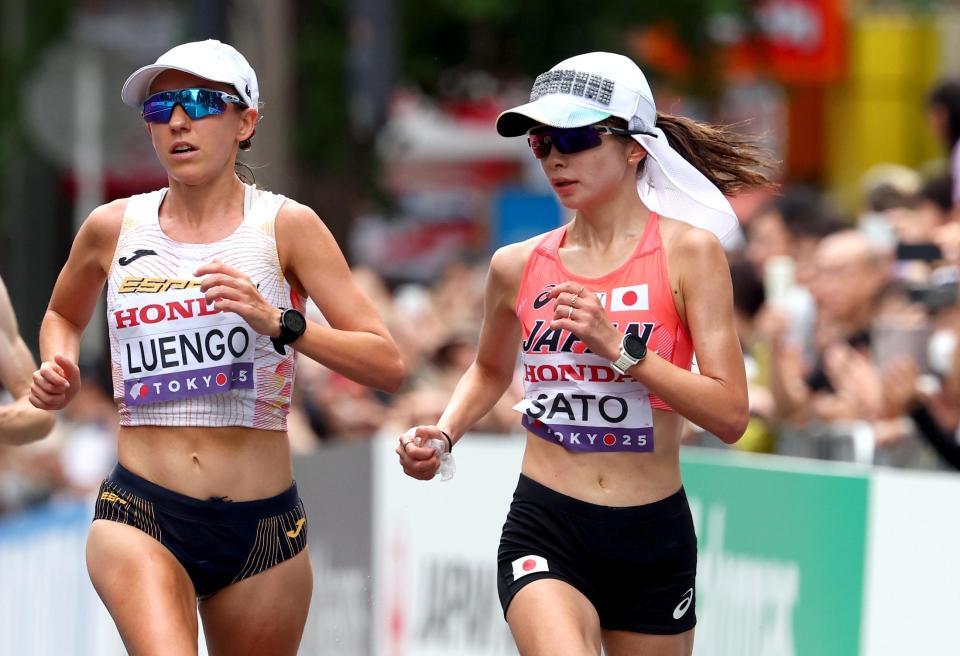 　力走する佐藤早也伽（右）