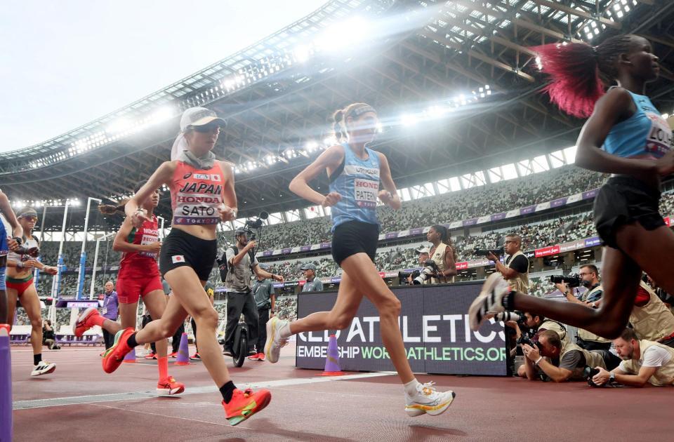 　女子マラソン決勝に臨む佐藤早也伽（中央左）＝撮影・石井剣太郎
