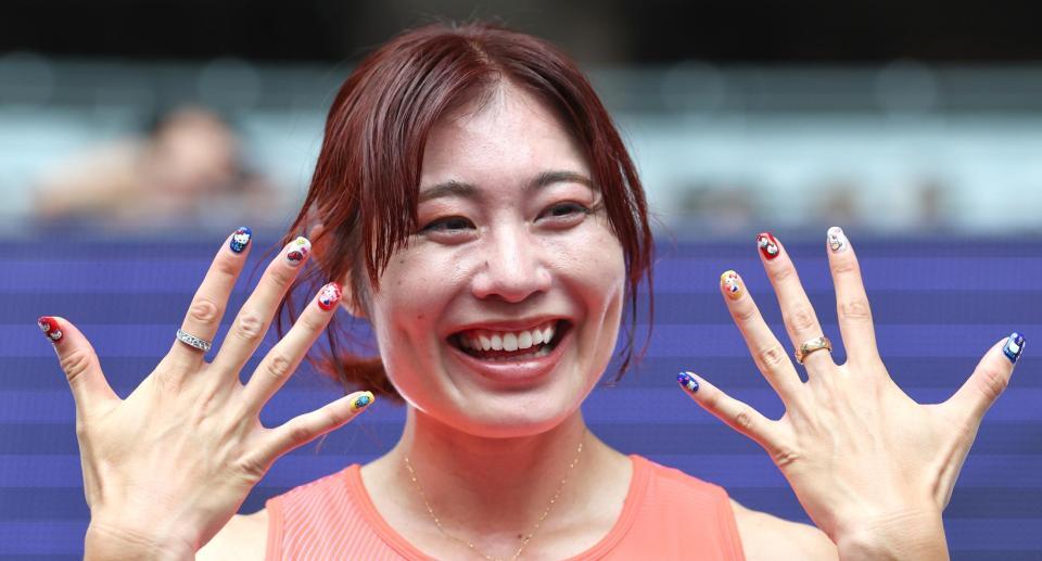 　女子１００メートル障害予選を終え、ネイルをアピールする福部真子