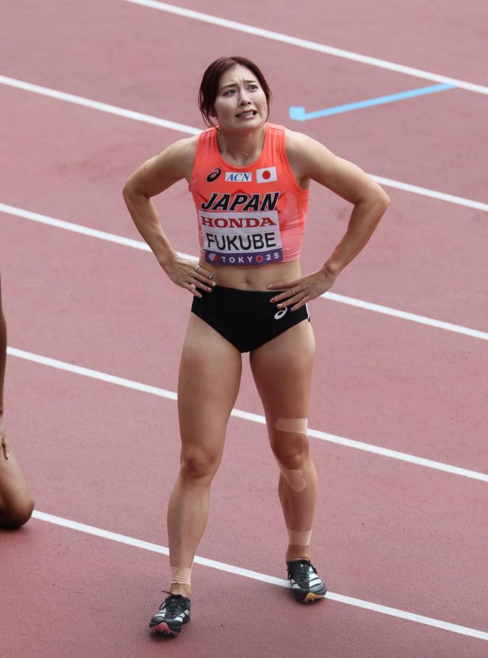 　女子１００メートル障害で結果を見守る福部真子（撮影・石井剣太郎）