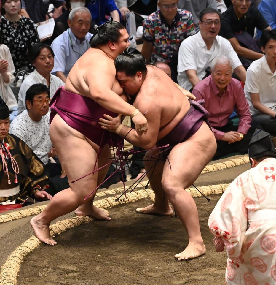 　御嶽海（左）を寄り切りで破った狼雅（撮影・持木克友）