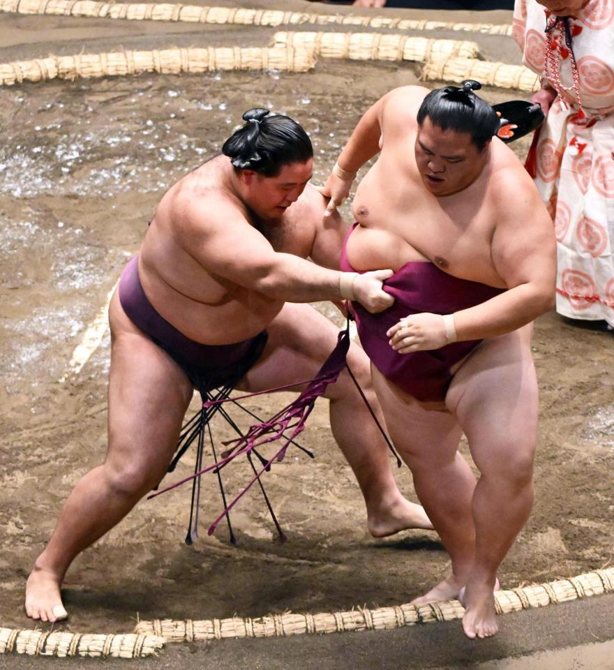 　御嶽海（右）は寄り切りで狼雅に敗れる