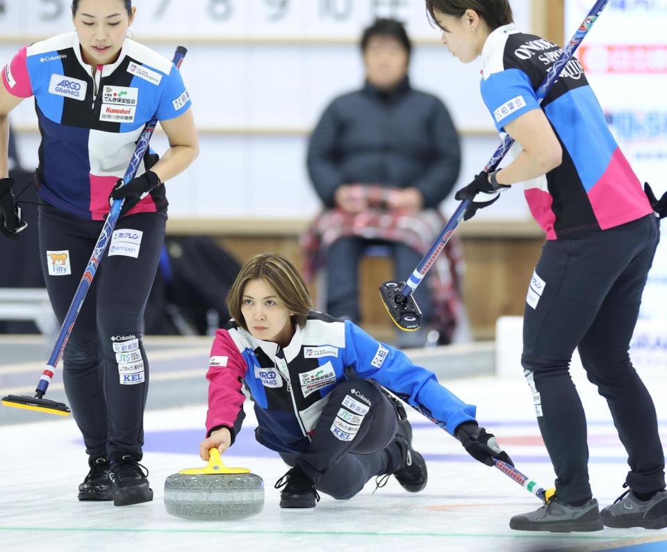 　第３戦、ストーンを投じるフォルティウス・吉村紗也香（中央）＝撮影・吉澤敬太