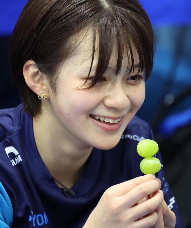 　第３戦の休憩時、ブトウを“ダブルテイク”するＳＣ軽井沢クラブ・上野結生（撮影・吉澤敬太）