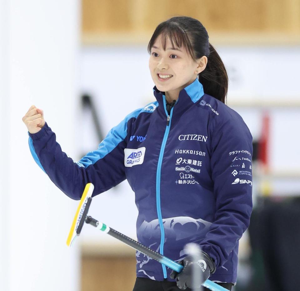 　第３戦の第３エンド、２点を奪いガッツポーズで喜ぶＳＣ軽井沢クラブ・上野美優（撮影・吉澤敬太）