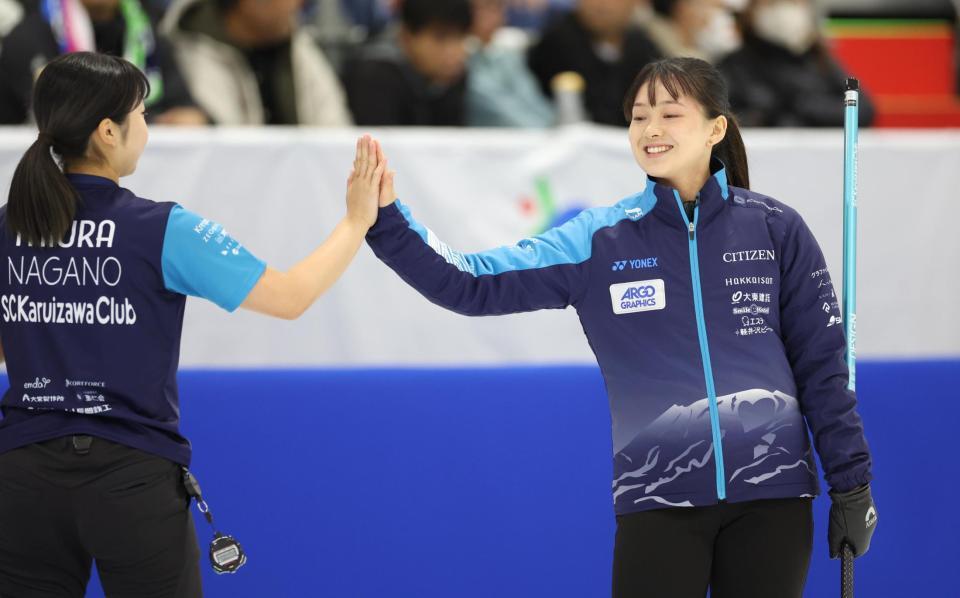 　第３戦、ショットを決め笑顔のＳＣ軽井沢クラブ・上野美優（右）＝撮影・吉澤敬太