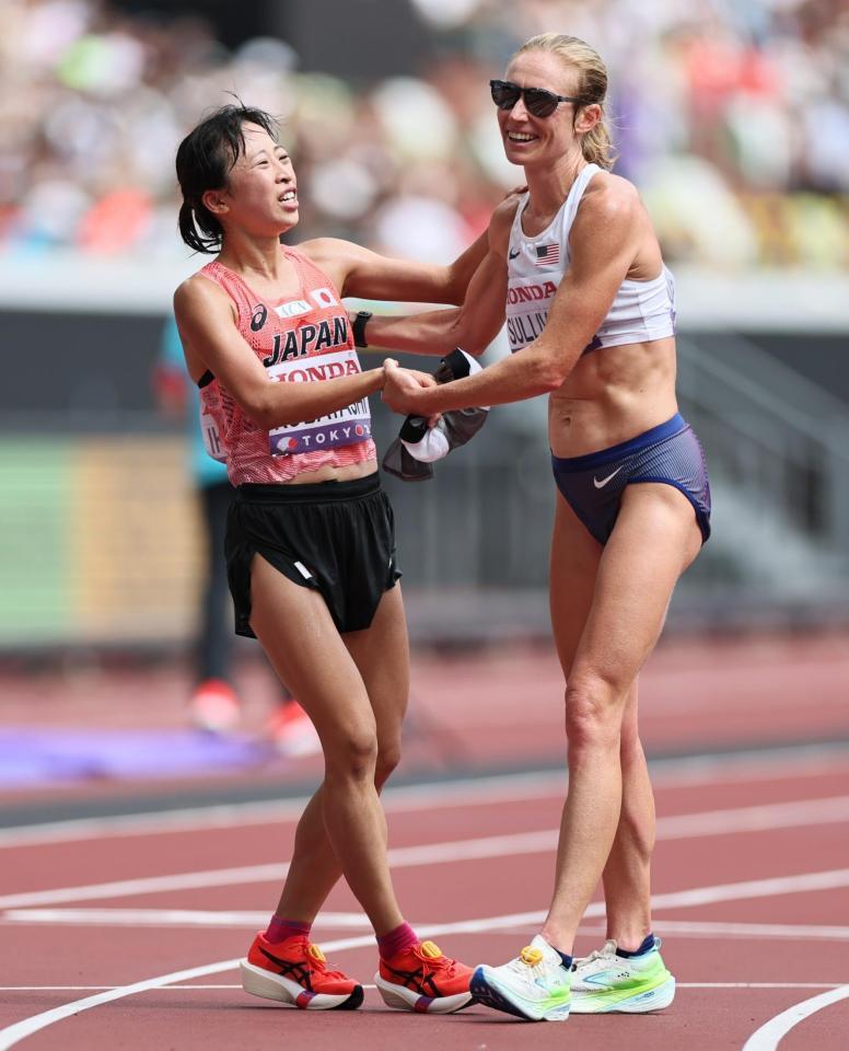 　ゴールし倒れ込んだ小林香菜（左）に手を差し伸べるスザンナ・サリバン