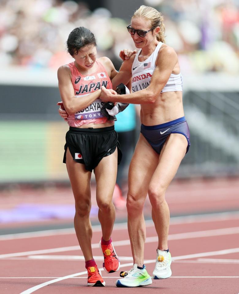 　女子マラソン、ゴールし倒れ込んだ小林香菜㊧に肩を貸すスザンナ・サリバン