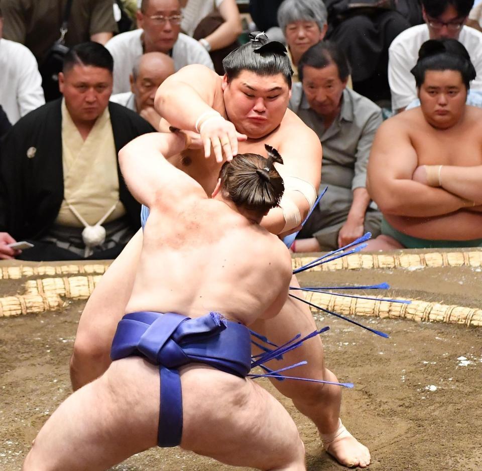 　立ち合いで安青錦（手前）を突っ張りで攻める大の里（撮影・開出牧）