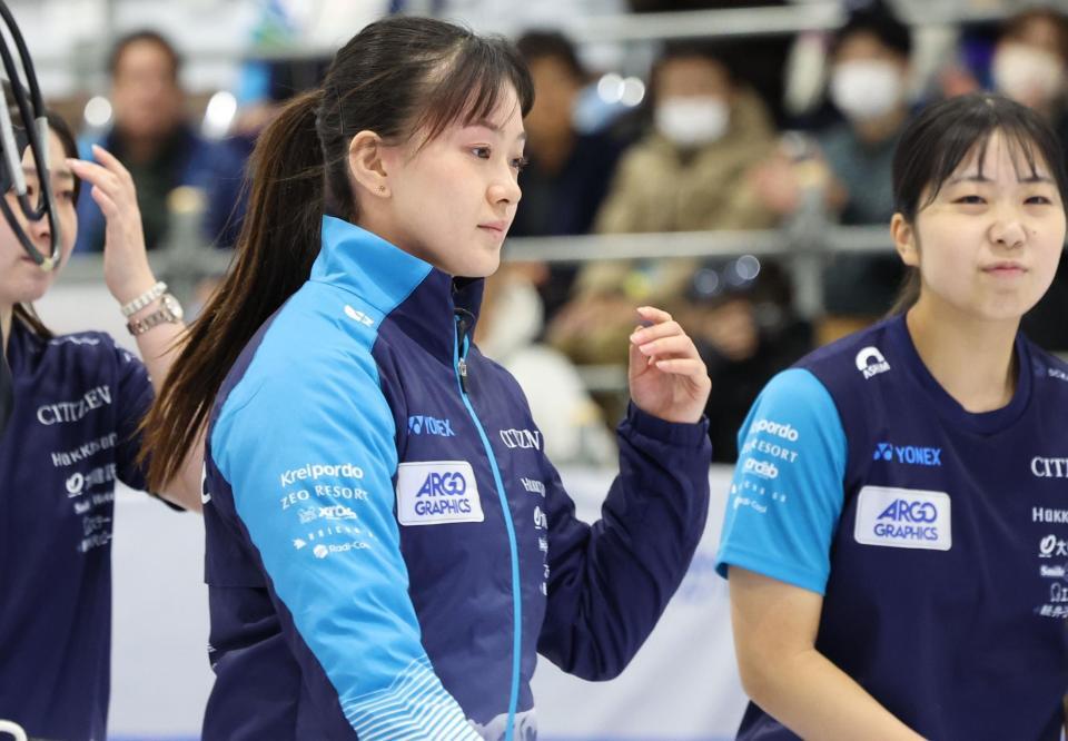 　フォルティウスに敗れ、肩を落とす上野美優（中央）らＳＣ軽井沢クラブ（撮影・吉澤敬太）