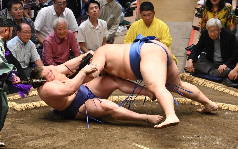 　安青錦を寄り倒しで下した大の里（撮影・持木克友）