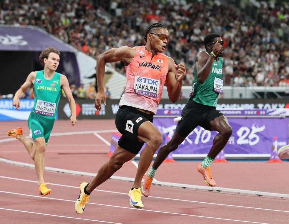 　男子４００メートル予選　力走する中島佑気ジョセフ（中央）