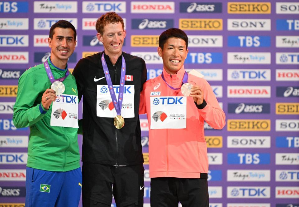 　優勝したダンフィー（中央）と２位のボンフィム（左）と写真に納まる勝木隼人