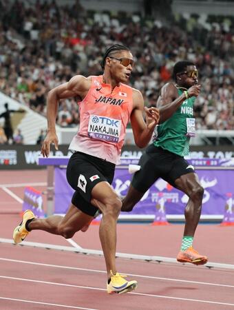 　男子４００メートル予選　力走する中島佑気ジョセフ（手前）