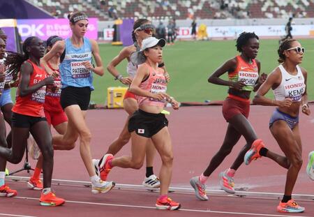 　女子マラソンで力走をみせる小林香菜（中央）