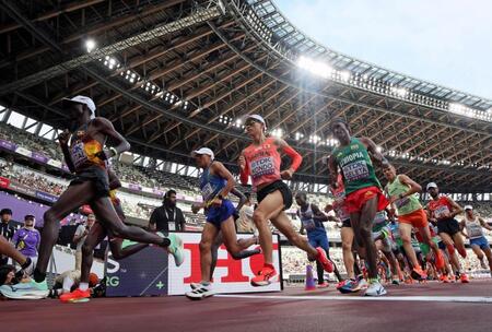 　男子マラソンでスタートする近藤亮太（中央）ら（撮影・石井剣太郎）