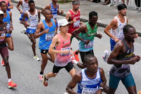 　男子マラソン　力走する吉田祐也（中央）
